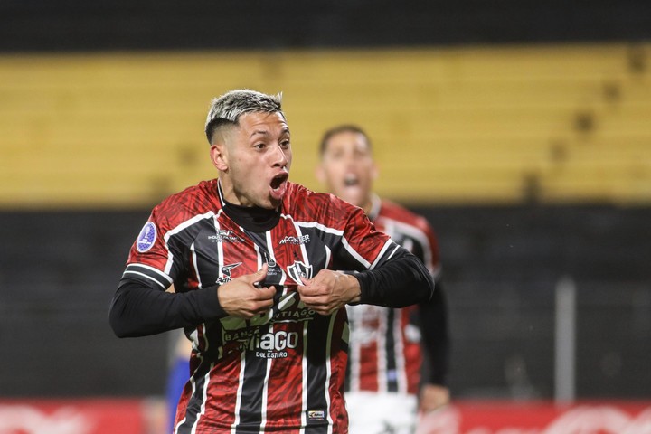 Central Córdoba ganó, goleó y gustó en Montevideo y está en octavos de final