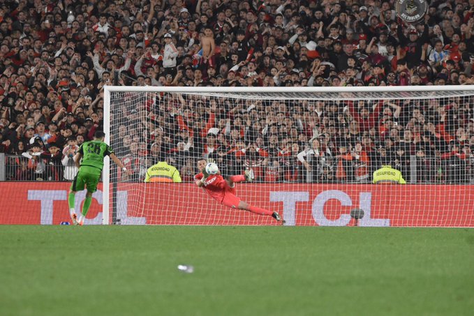 River Plate alternó buenas y malas ante Libertad, pero terminó festejando en los penales