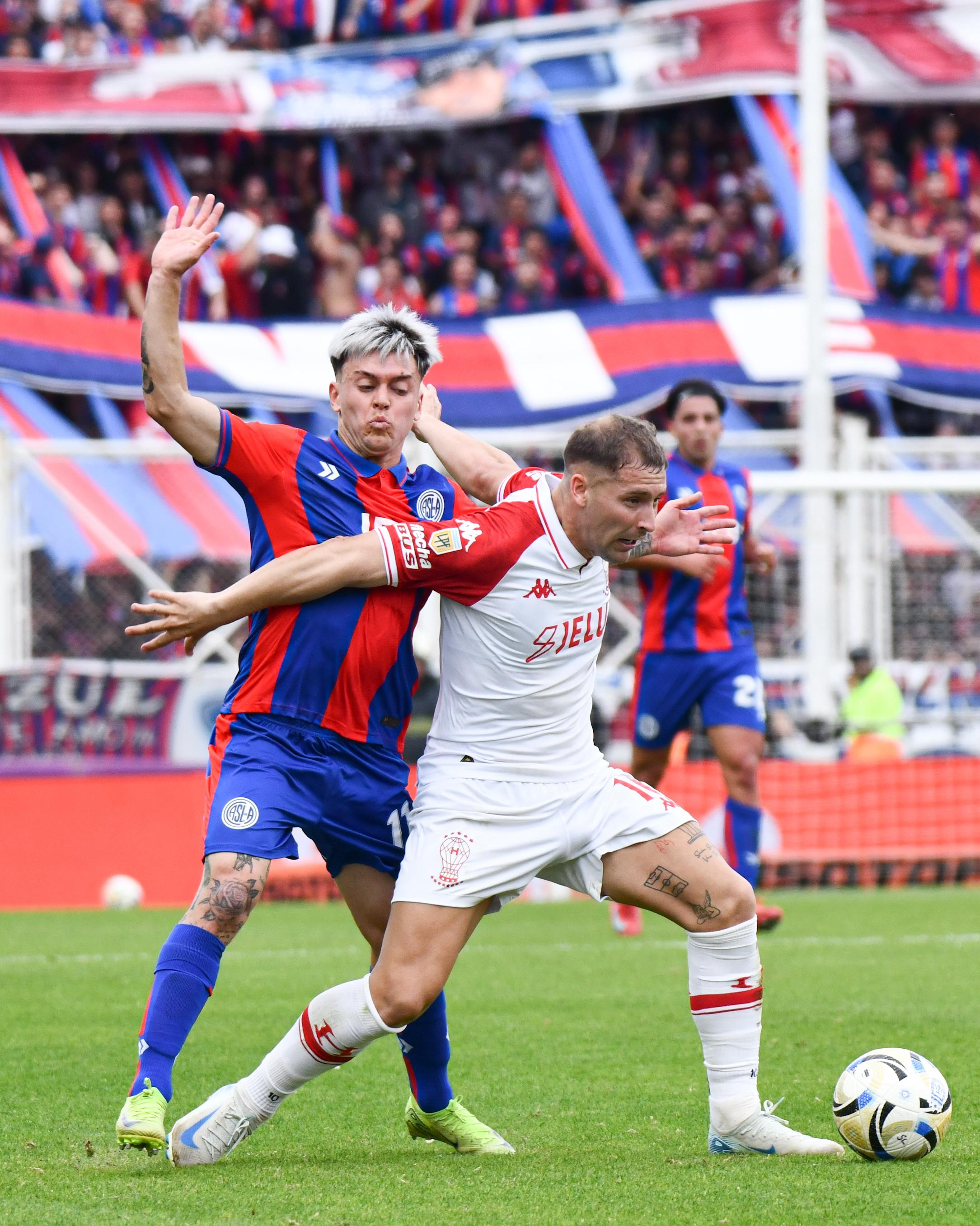 San Lorenzo y Huracán, en un clásico con mucha fricción y escaso juego interesante