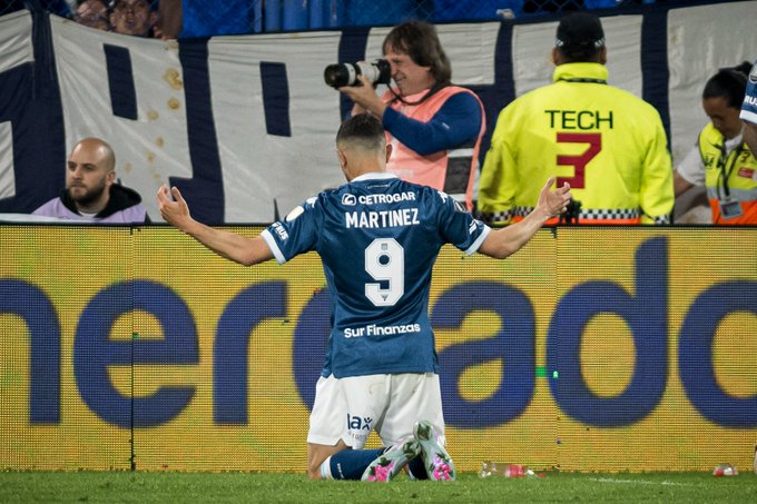 Racing fue más efectivo, con su perpetuo goleador Maravilla Martínez, y se quedó con el «primer set» ante Vélez