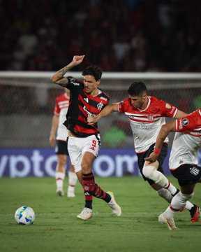 Estudiantes la pasó muy mal de entrada ante Flamengo, pero al final estuvo cerca del empate