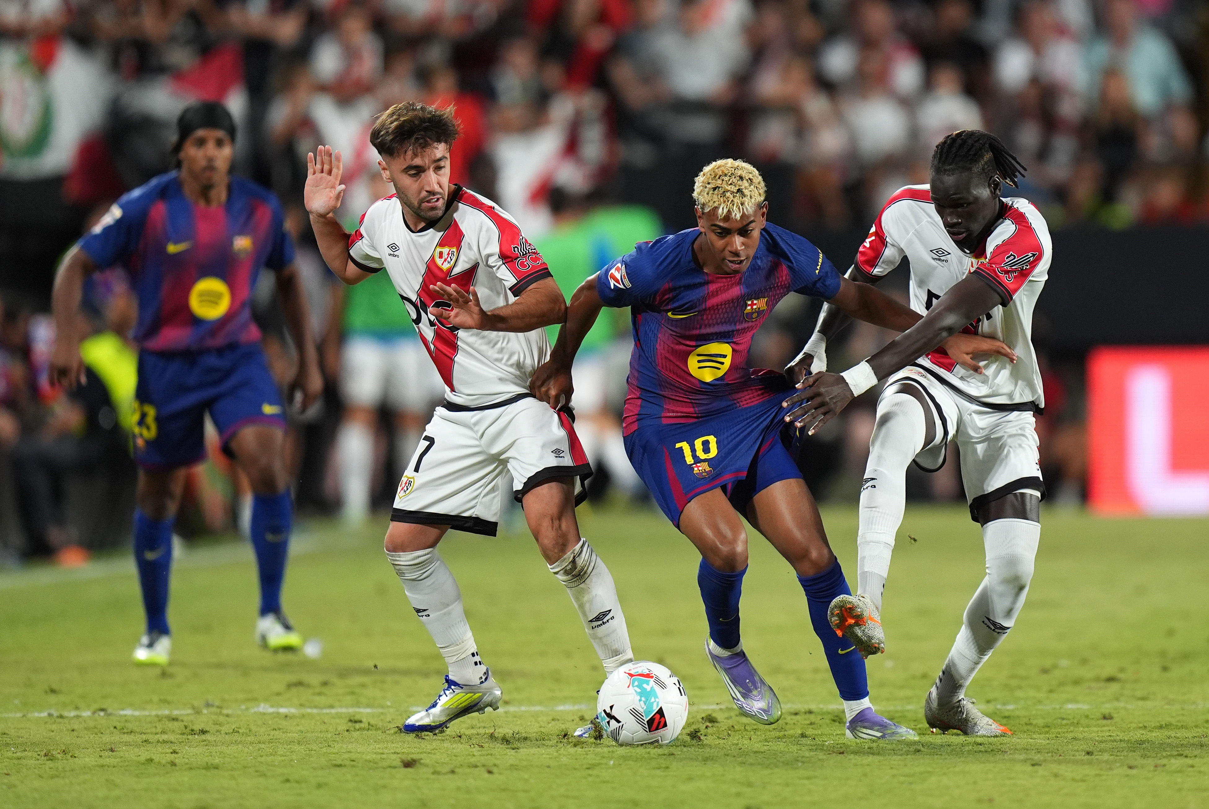 Caos en el VAR del Rayo-Barça