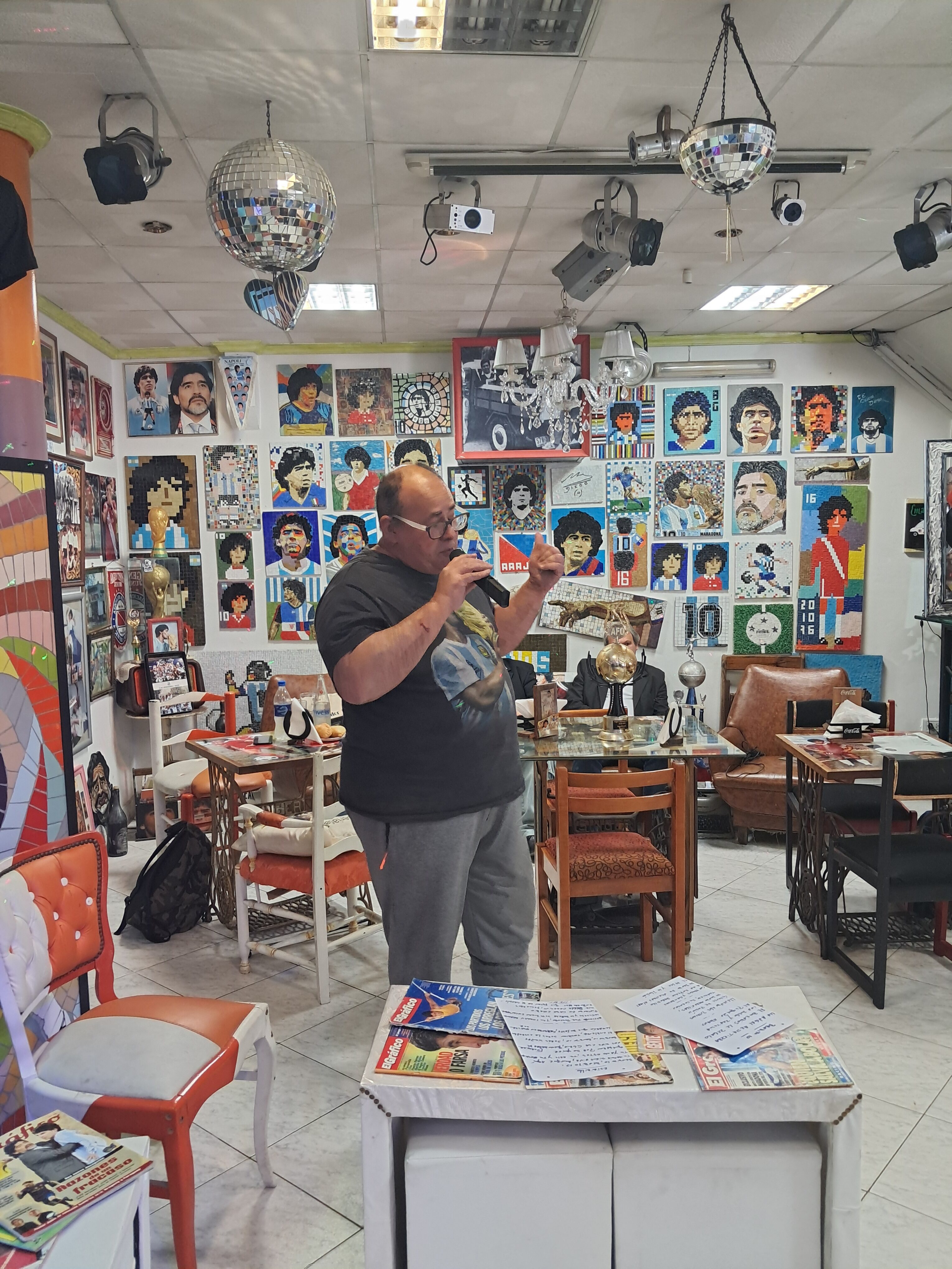 Música, arte y figuras en el cumpleaños de Maradona en La Cafetería de D10S