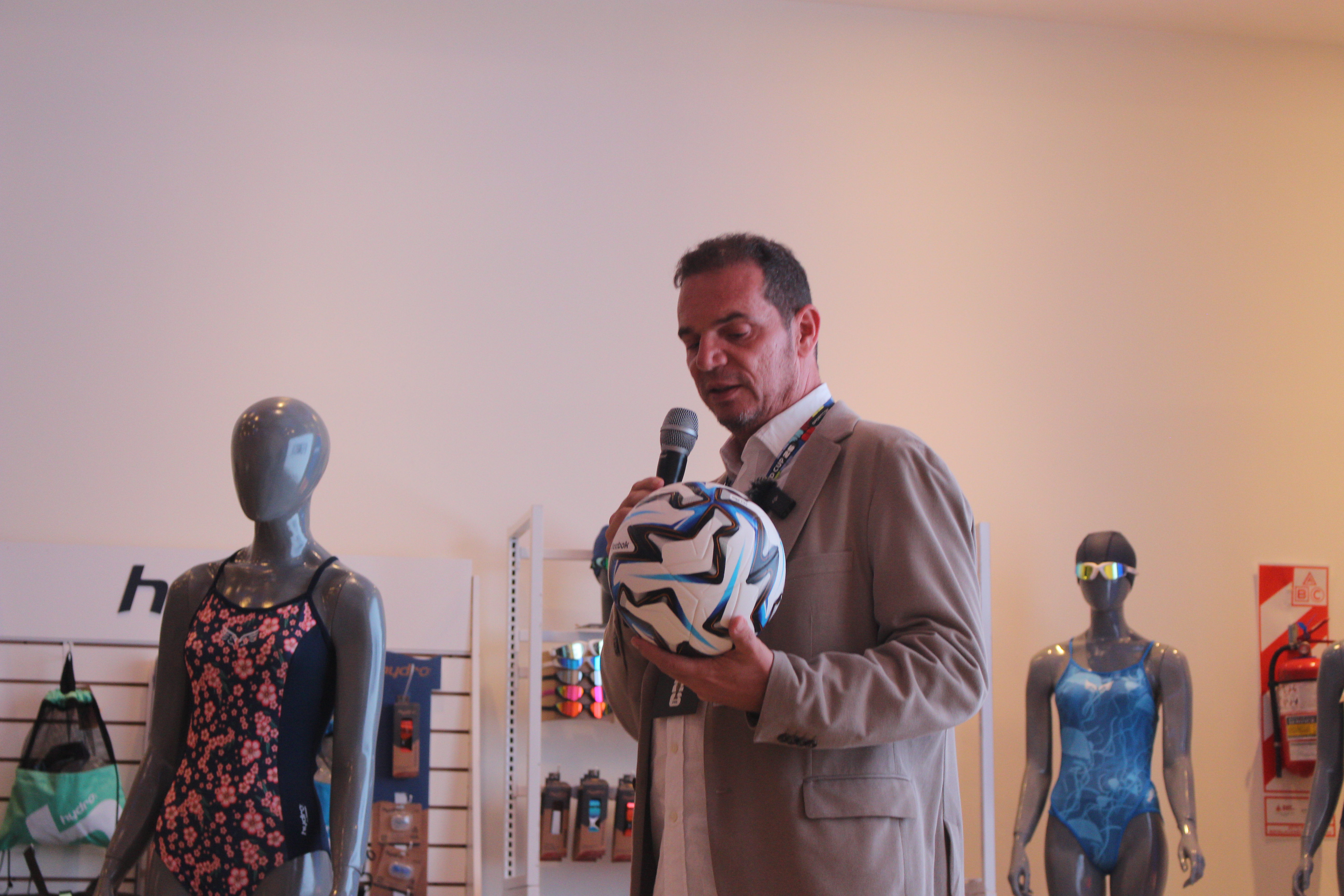 Llegan la pelota de fútbol certificada por FIFA y la Hero inspirada en el Mundial 2026