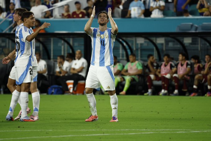 Argentina le ganó a Venezuela; un trámite y un arquero que evitó la goleada